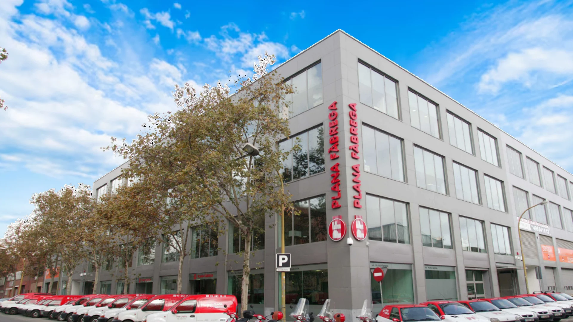Profesional de Plana Fàbrega trabajando con tecnología en Barcelona - Compromiso con formación y desarrollo profesional Profesional de Plana Fàbrega trabajando con tecnología en Barcelona - Compromiso con formación y desarrollo profesional